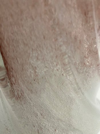 Vase aus mundgeblasenem Kristall mit eingearbeiteten Blasen, doppelschichtig