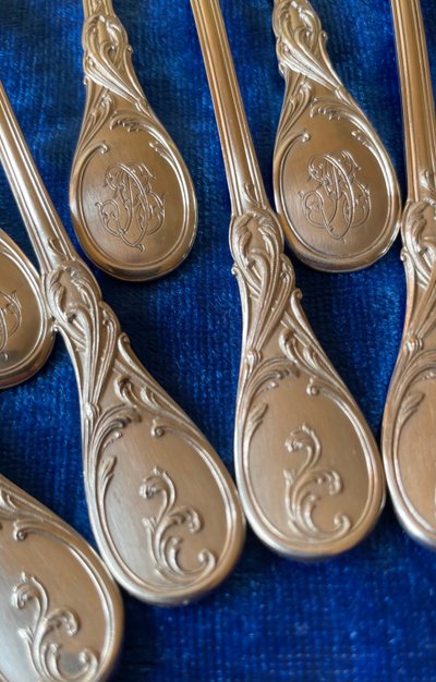 12 oyster forks.