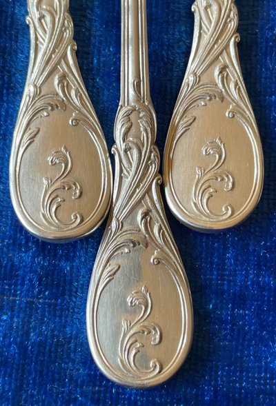 12 oyster forks.