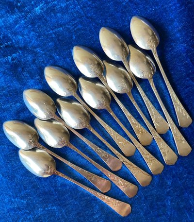 12 tea/coffee spoons.