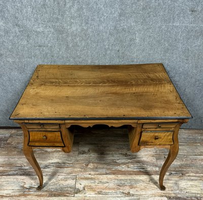 Scrivania in noce curvato di epoca Luigi XV con timbro Hache, 1750 ca.