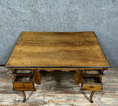 Scrivania in noce curvato di epoca Luigi XV con timbro Hache, 1750 ca.