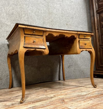 Scrivania in noce curvato di epoca Luigi XV con timbro Hache, 1750 ca.