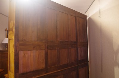Bücherregal aus massivem Walnussholz