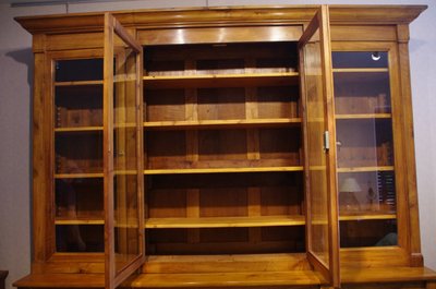 Bücherregal aus massivem Walnussholz