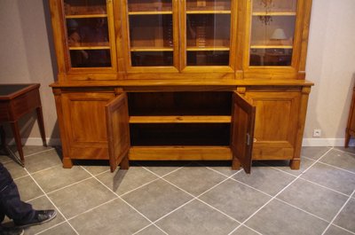 Bücherregal aus massivem Walnussholz