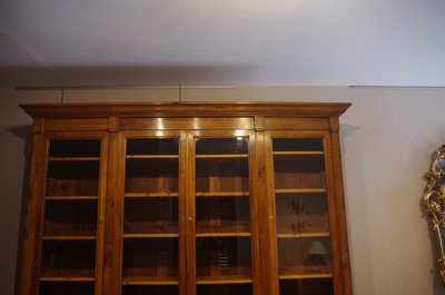 Bücherregal aus massivem Walnussholz