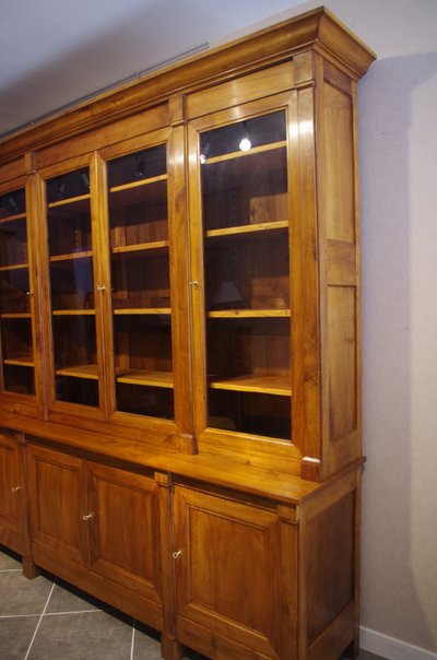 Bücherregal aus massivem Walnussholz