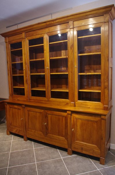 Bücherregal aus massivem Walnussholz
