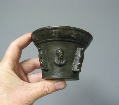 Mortier XVIIème En Bronze. Fleurs De Lys. 