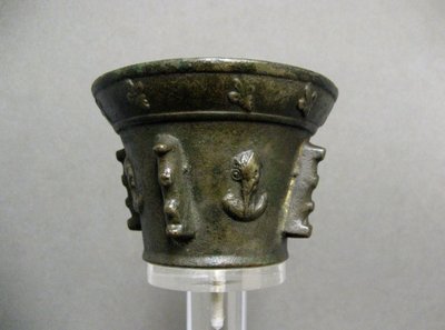 Mortier XVIIème En Bronze. Fleurs De Lys. 
