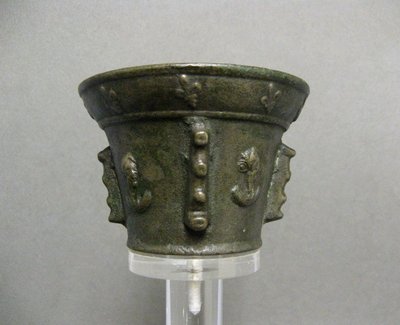Mortier XVIIème En Bronze. Fleurs De Lys. 
