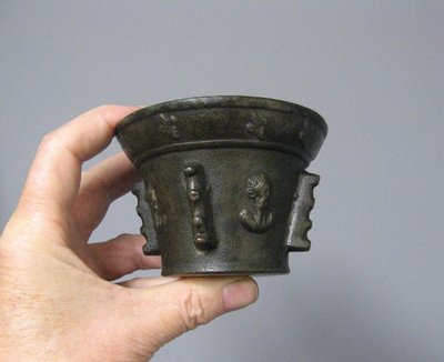 Mortier XVIIème En Bronze. Fleurs De Lys. 