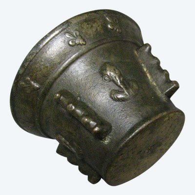 Mortier XVIIème En Bronze. Fleurs De Lys. 