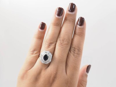 Bague double entourage en or blanc, saphir et diamants 