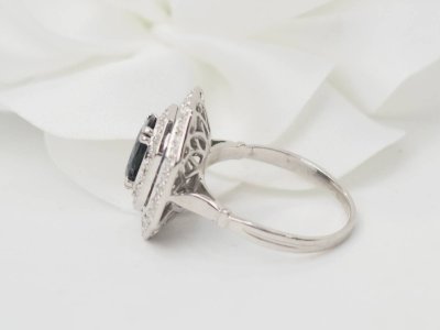 Bague double entourage en or blanc, saphir et diamants 