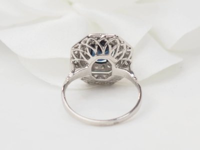 Bague double entourage en or blanc, saphir et diamants 