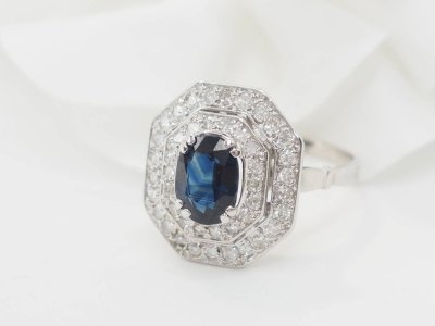 Bague double entourage en or blanc, saphir et diamants 