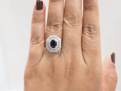 Bague double entourage en or blanc, saphir et diamants 
