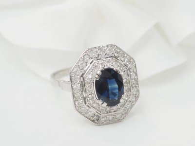 Bague double entourage en or blanc, saphir et diamants 