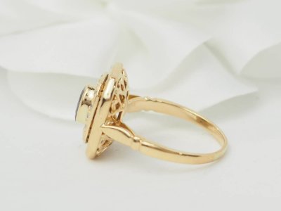 Bague entourage en or jaune, saphir et diamants 