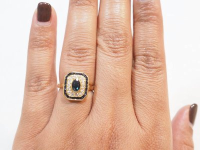 Bague entourage en or jaune, saphir et diamants 