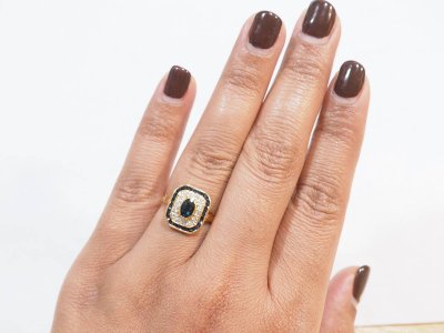 Bague entourage en or jaune, saphir et diamants 