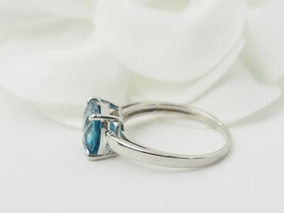 Anello in oro bianco e topazio blu