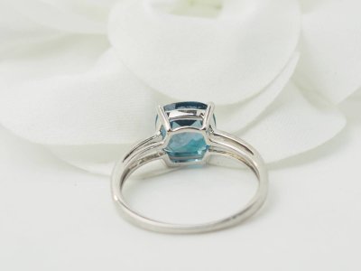 Anello in oro bianco e topazio blu