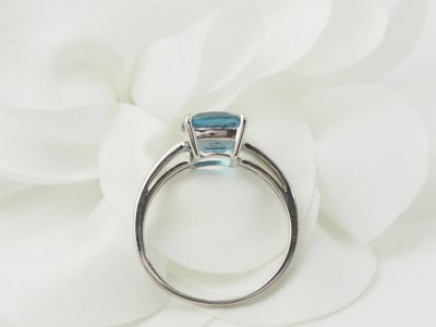 Anello in oro bianco e topazio blu