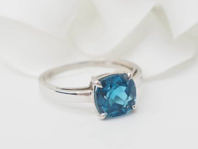 Anello in oro bianco e topazio blu