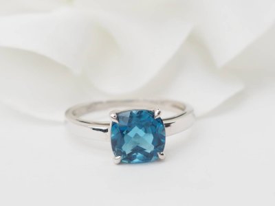 Anello in oro bianco e topazio blu
