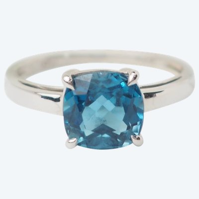 Anello in oro bianco e topazio blu