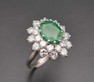 Smeraldo da 2,34 carati e diamanti da 3 carati, anello in oro e platino.