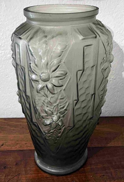Art Nouveau / Art Deco vase circa 1920 in the taste of Legras Lalique