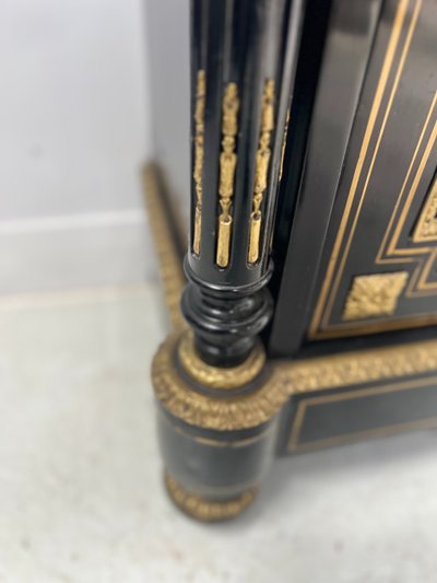 Armadio a un'anta di Napoleone III in legno nero e intarsio di ottone XIX secolo