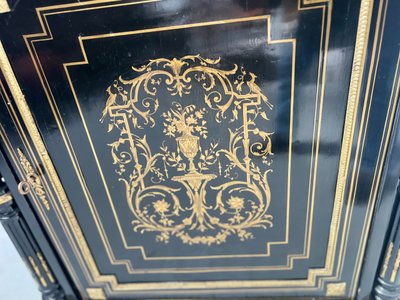 Armadio a un'anta di Napoleone III in legno nero e intarsio di ottone XIX secolo