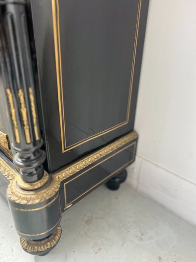 Armadio a un'anta di Napoleone III in legno nero e intarsio di ottone XIX secolo