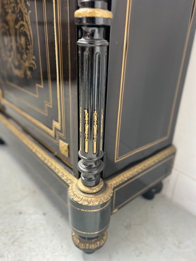 Armadio a un'anta di Napoleone III in legno nero e intarsio di ottone XIX secolo