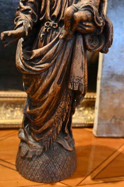 Scultura in legno naturale di una Vergine con Bambino del XVIII secolo.