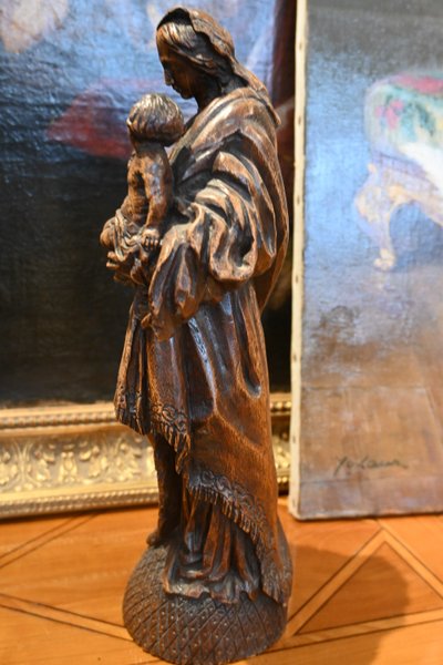 Scultura in legno naturale di una Vergine con Bambino del XVIII secolo.
