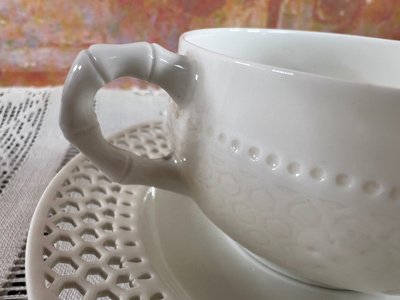 Openwork white porcelain cup and saucer - Manufacture de Sèvres, dated 1908