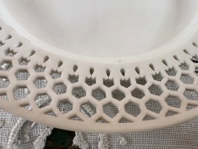 Openwork white porcelain cup and saucer - Manufacture de Sèvres, dated 1908