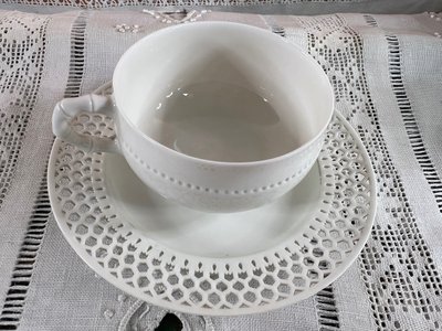 Openwork white porcelain cup and saucer - Manufacture de Sèvres, dated 1908