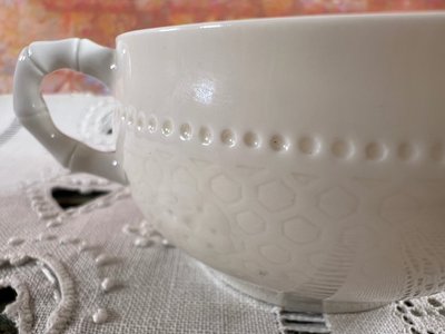 Openwork white porcelain cup and saucer - Manufacture de Sèvres, dated 1908