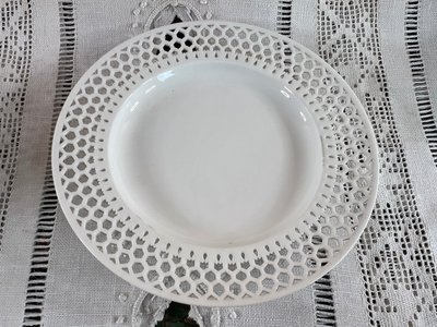 Openwork white porcelain cup and saucer - Manufacture de Sèvres, dated 1908