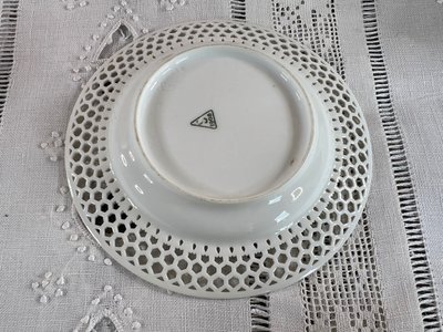 Openwork white porcelain cup and saucer - Manufacture de Sèvres, dated 1908