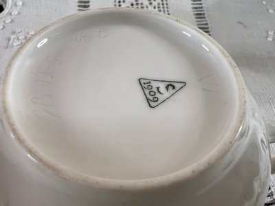 Openwork white porcelain cup and saucer - Manufacture de Sèvres, dated 1908