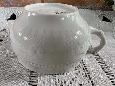 Openwork white porcelain cup and saucer - Manufacture de Sèvres, dated 1908