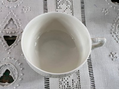 Openwork white porcelain cup and saucer - Manufacture de Sèvres, dated 1908